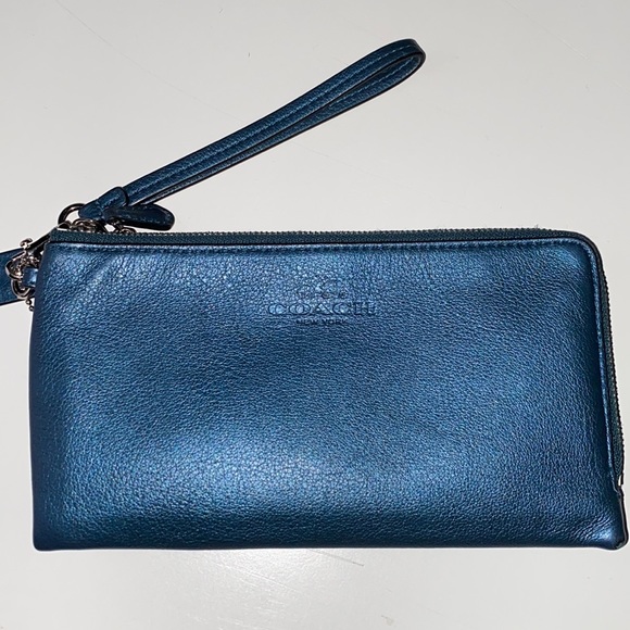 Coach Handbags - Coach clutch/wristlet